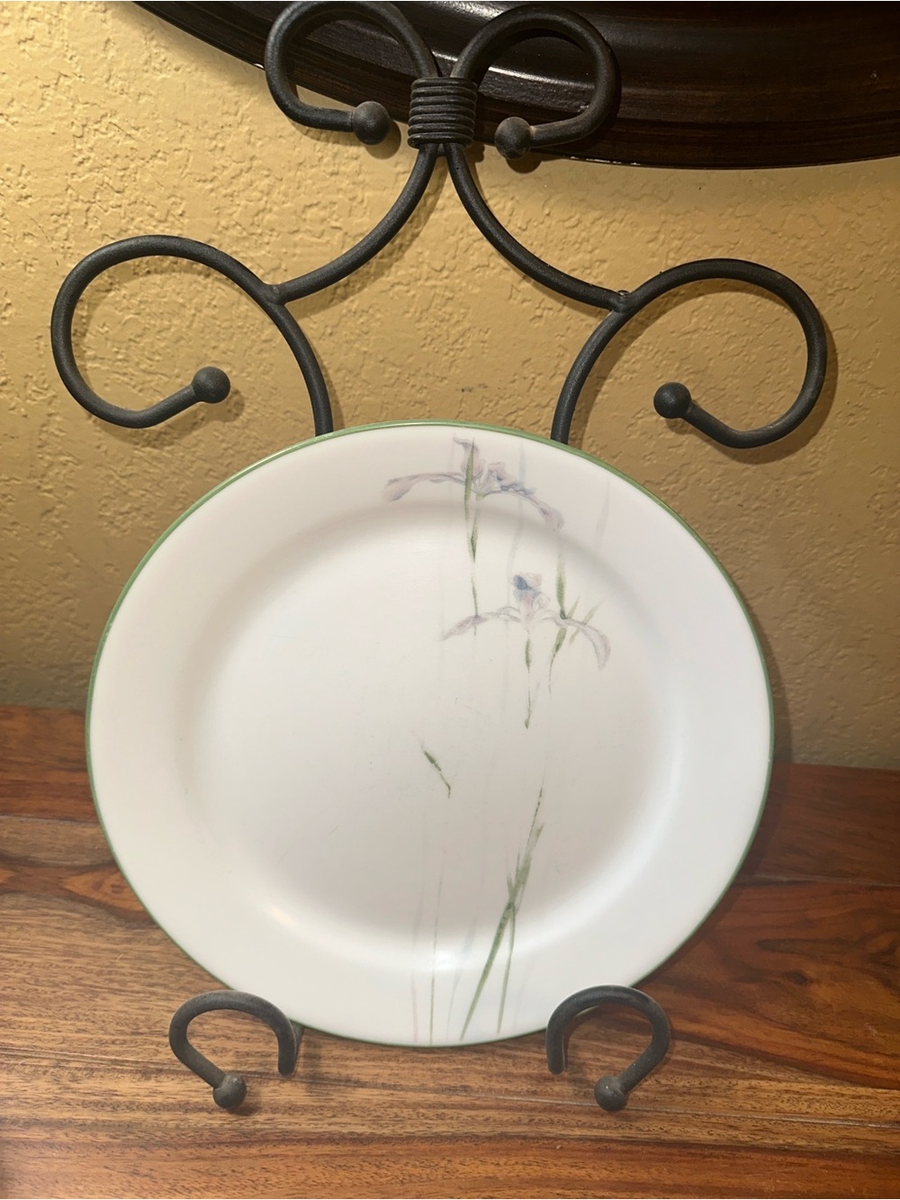 Retired Corelle Iris Pattern Dinnerware Set- - Picture 3 of 7